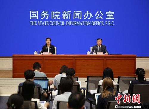 7月15日，國務(wù)院新聞辦公室舉行新聞發(fā)布會，國家統(tǒng)計(jì)局國民經(jīng)濟(jì)綜合統(tǒng)計(jì)司司長、新聞發(fā)言人毛盛勇介紹2019年上半年國民經(jīng)濟(jì)運(yùn)行情況，初步核算，上半年中國國內(nèi)生產(chǎn)總值450933億元，按可比價格計(jì)算，同比增長6.3%。<a target='_blank' href='http://www.chinanews.com/'>中新社</a>記者 楊可佳 攝