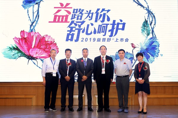 從左到右：瑞金醫(yī)院沈志祥教授、CSCO腫瘤康復(fù)與支持治療專(zhuān)業(yè)委員會(huì)主任委員王杰軍教授、蘇愛(ài)康首席執(zhí)行官荒井好裕先生、中國(guó)臨床腫瘤學(xué)會(huì)（CSCO）副理事長(zhǎng)秦叔逵教授、中國(guó)抗癌協(xié)會(huì)鼻咽癌專(zhuān)業(yè)委員會(huì)前任主任委員胡超蘇教授、北京大學(xué)腫瘤醫(yī)院孫艷教授
