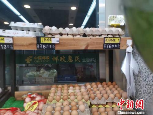圖為郵政超市內(nèi)售賣的雞蛋。 謝藝觀 攝