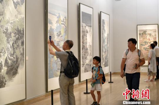 錢塘江文化“北京周”系列活動23日在北京開幕。圖為：觀眾欣賞國畫。主辦方供圖