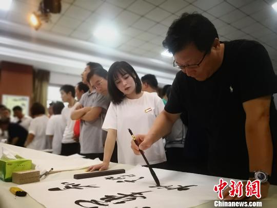 圖為全國(guó)書法名家走進(jìn)縣區(qū)，用丹青妙筆繪崆峒之圣境、寫涇水之神奇?！∥航ㄜ?攝