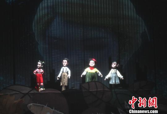 圖為四位參加夏令營的孩子們?cè)谏种幸馔獗晃M(jìn)一個(gè)寶盒里?！〈藜衙?攝