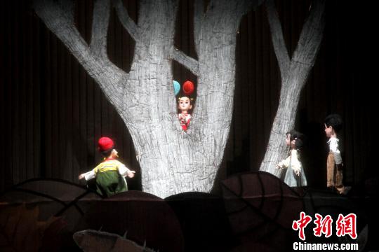 圖為該劇采用3D全息投影技術(shù)，讓觀眾們身臨其境?！〈藜衙?攝