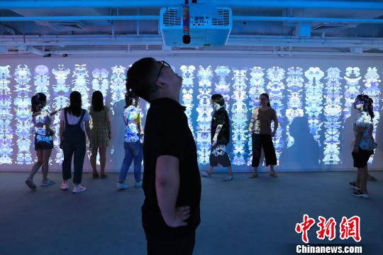 民眾在藝術(shù)裝置前體驗(yàn)不一樣的聽覺感觀。　殷立勤 攝