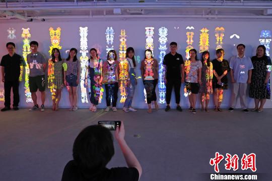 民眾在藝術(shù)裝置前合影留念。　殷立勤 攝