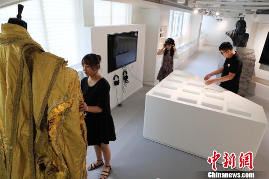 民眾在參觀上海話劇藝術(shù)中心展示模型?！∫罅⑶?攝