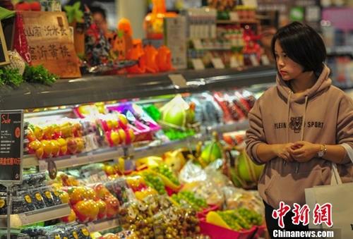 10月16日，一名消費(fèi)者在超市選購(gòu)商品。據(jù)中國(guó)國(guó)家統(tǒng)計(jì)局網(wǎng)站消息，中國(guó)國(guó)家統(tǒng)計(jì)局發(fā)布9月份全國(guó)居民消費(fèi)價(jià)格指數(shù)(CPI)和工業(yè)生產(chǎn)者出廠價(jià)格指數(shù)(PPI)數(shù)據(jù)。其中，CPI同比上漲2.5%，PPI同比上漲3.6%。<a target='_blank' href='http://www.chinanews.com/'>中新社</a>記者 于海洋 攝