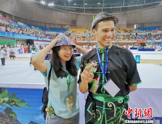 圖為第十四屆浙江國際傳統(tǒng)武術(shù)比賽上，國人、海外友人戴著新版烏氈帽。