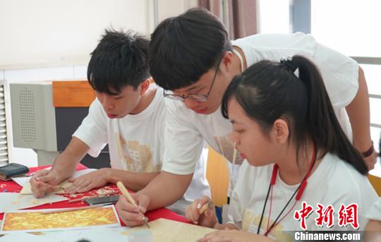 圖為營員制作敦煌主題木板刻畫?！∩杏⒎?攝