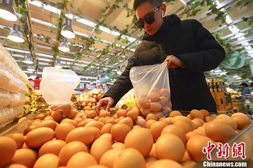 資料圖：山西太原一超市內(nèi)，顧客正在選購雞蛋。<a target='_blank' href='http://www.chinanews.com/'>中新社</a>記者 張云 攝