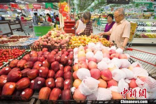 資料圖：民眾在超市選購水果?！?jiān)?攝