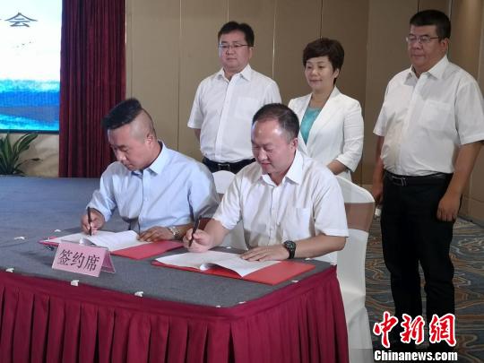 當天，廣元市還舉行了招商引資和文化旅游推介會。會上廣元市文旅集團與甘肅藍天國際旅行社簽訂戰(zhàn)略合作協(xié)議，將推動廣元、蘭州文化旅游目的地健康、持續(xù)、穩(wěn)定發(fā)展?！《牌?攝