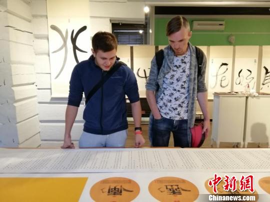 俄羅斯當(dāng)?shù)孛癖娫谟^展?！∮昊▍^(qū)宣傳部供圖 攝