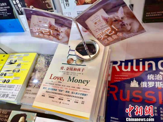 2019上海書(shū)展格致出版社展臺(tái)?！「裰鲁霭嫔?供圖 攝