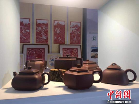 目前，鄉(xiāng)寧縣已培育紫砂文創(chuàng)企業(yè)8家。圖為當(dāng)?shù)仄髽I(yè)制作的紫砂壺?！±钔ヒ?攝