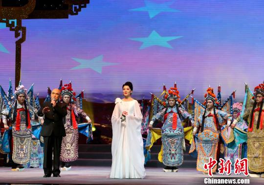 圖為京黃交響《中國舞臺(tái)》表演?！∠默?攝