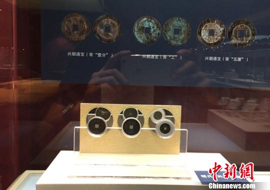 展覽分為“地中海幣系”“印度幣系”“伊斯蘭幣系”“東方幣系”4個(gè)單元，展示了50多個(gè)古絲綢之路沿線(xiàn)國(guó)家和王朝的金、銀、銅、陶、琉璃幣，還有以中國(guó)錢(qián)幣為代表的東方錢(qián)幣文化貨幣體系的循序演進(jìn)過(guò)程?！￡惥?攝