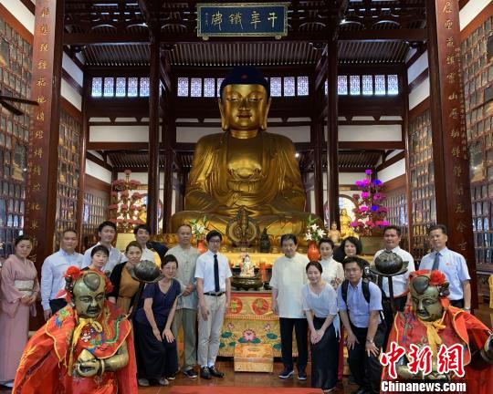 日本參訪團(tuán)赴日本高僧空海入唐之地---福州開元寺交流。圖為鐵佛殿留影?！∴嵶髅瘛z