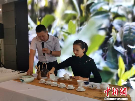圖為，在慶祝新中國成立70周年外國專家座談會暨駐濟外國人才中秋節(jié)沙龍觀上，茶藝表演者在表演茶藝?！O宏瑗 攝