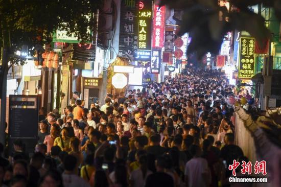 資料圖：湖南長沙太平老街人山人海，夜經(jīng)濟(jì)火爆。<a target='_blank' href='http://www.chinanews.com/'>中新社</a>記者 楊華峰 攝