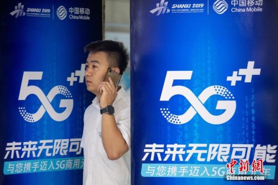 民眾前往移動(dòng)營(yíng)業(yè)廳咨詢體驗(yàn)5G手機(jī)。 韋亮 攝