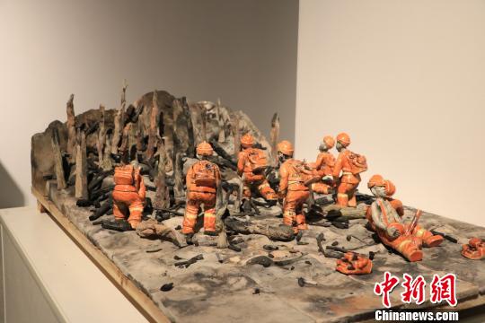 9月20日，第十三屆全國(guó)美術(shù)作品展覽陶藝作品展作品《逆行者》。　李韻涵 攝