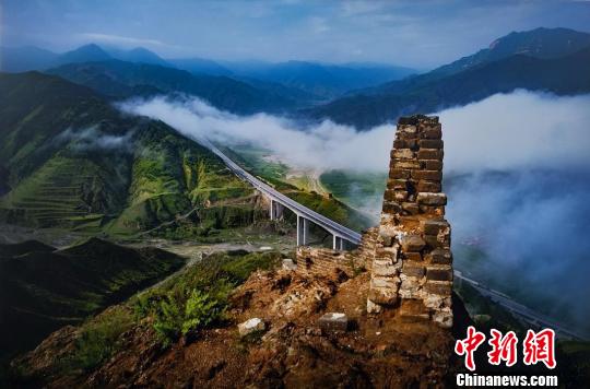 楊建民介紹，這幅作品的取景地點(diǎn)是白草口長城，也叫猴兒嶺長城。為了拍攝這張照片，他已經(jīng)數(shù)不清自己究竟去了多少次，有時候時間趕不上，有時候去了找不到感覺，只能無功而返?！黔?攝