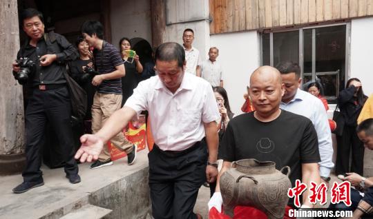 圖為：交接儀式。臨海市博物館供圖