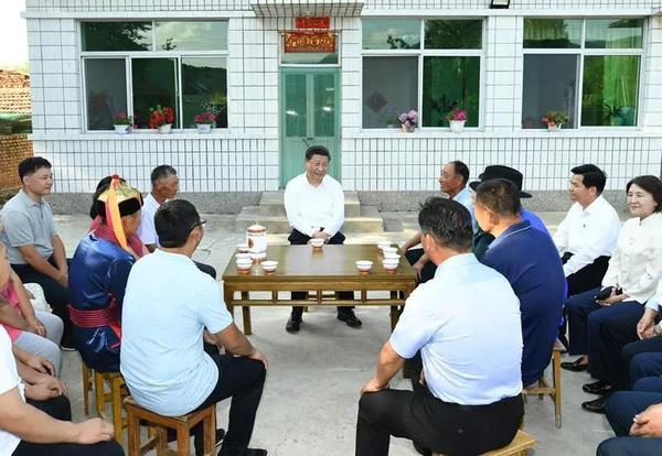 2019年7月15日下午，習(xí)近平在內(nèi)蒙古赤峰市喀喇沁旗河南街道馬鞍山村村民張國利家，同基層干部群眾代表座談交流。