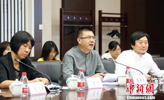 校黨委書記馬勝杰(中)致辭。　任海霞 攝