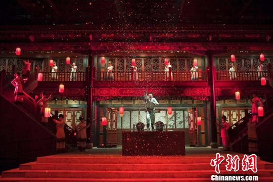 作為一臺(tái)高品質(zhì)的演藝劇目，《又見(jiàn)平遙》從一開(kāi)始緊緊鎖定來(lái)平、來(lái)晉游客，構(gòu)建游客品牌接觸點(diǎn)，以創(chuàng)新的“全民營(yíng)銷”模式，建立品牌與游客的渠道，短期內(nèi)便找到了適應(yīng)這一演藝項(xiàng)目的品牌發(fā)展之路。《又見(jiàn)平遙》劇照 主辦方提供