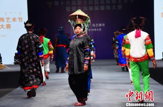 圖為云南喀卓蒙古族參賽隊(duì)T臺(tái)秀?！埇| 攝