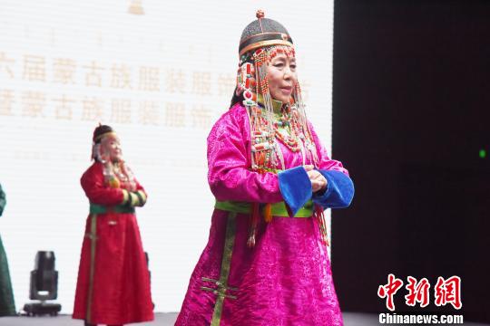 圖為四子部蒙古族參賽隊(duì)比賽現(xiàn)場(chǎng)?！埇| 攝