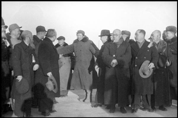 3--1949年3月25日，許德珩（右一）、勞君展與北平各界群眾代表、民主人士熱烈歡迎中共中央、中國人民解放軍總部機(jī)關(guān)、毛澤東主席、朱德總司令從西柏坡遷至北平