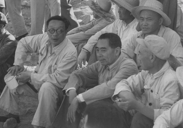 4--1958年5月，許德珩與全國政協(xié)周恩來主席一起在北京參加建設(shè)十三陵水庫的勞動(dòng)