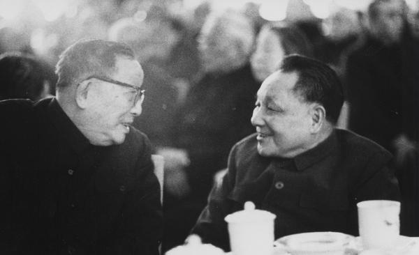 5--1981年2月5日在全國政協(xié)春節(jié)茶話會(huì)上，許德珩副主席與鄧小平主席互致節(jié)日問候