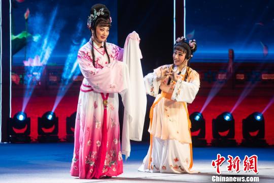 圖為瓊劇演出?！『閳?jiān)鵬 攝