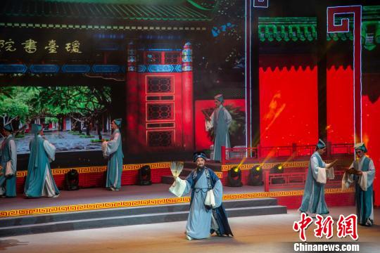 圖為瓊劇演出?！『閳?jiān)鵬 攝