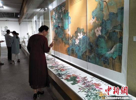 《百花爭(zhēng)艷》的15米長(zhǎng)卷，令觀眾流連忘返?！≈鬓k方供圖 攝
