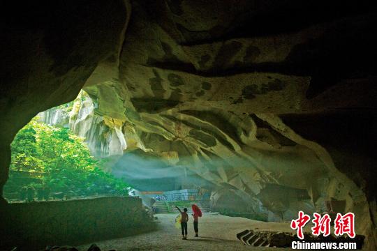 西樵山采石場(chǎng)出產(chǎn)的霏細(xì)巖是珠三角先民制作細(xì)石器的主要原料。通訊員 供圖