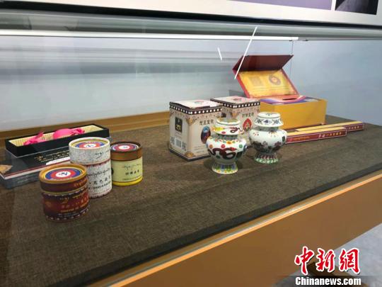 展覽展示唐卡、藏香、造像等藝術(shù)。　王子濤 攝