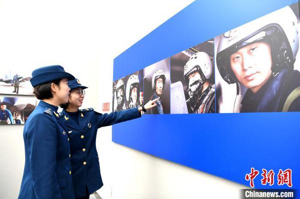 “我愛祖國(guó)的藍(lán)天”主題攝影展在成都開展