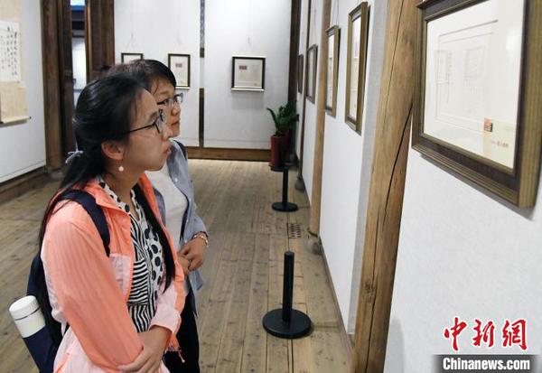 二名女性觀(guān)眾觀(guān)展?！∮浾邉⒖筛?攝