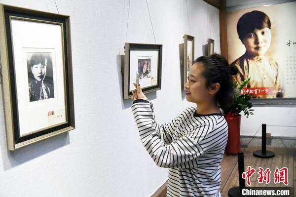 展出的冰心青年時(shí)期黑白老照片吸睛。　記者劉可耕 攝