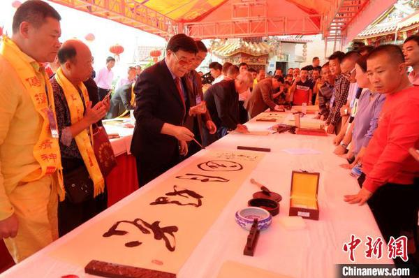 兩岸書(shū)畫(huà)家現(xiàn)場(chǎng)交流互動(dòng)揮墨書(shū)寫(xiě)?！埥鸫?攝