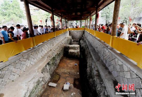 資料圖：位于福州中山大院的唐代馬球場(chǎng)遺址吸引民眾觀看。<a target='_blank' href='http://www.chinanews.com/'>中新社</a>記者 劉可耕 攝
