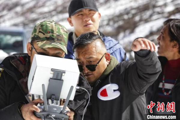 涉藏紀(jì)錄片《極地通途》于12月9日在《西藏衛(wèi)視》首播，講述人與公路的故事。圖為拉巴歐珠(前排左二)帶著團(tuán)隊拍攝該紀(jì)錄片(12月9日 紀(jì)錄片截屏圖) 紀(jì)錄片制作方供圖 攝