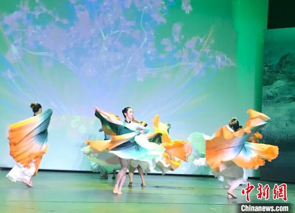 發(fā)布會上，湖南省歌舞劇院帶來的舞蹈《花開東方》。　鄧霞 攝