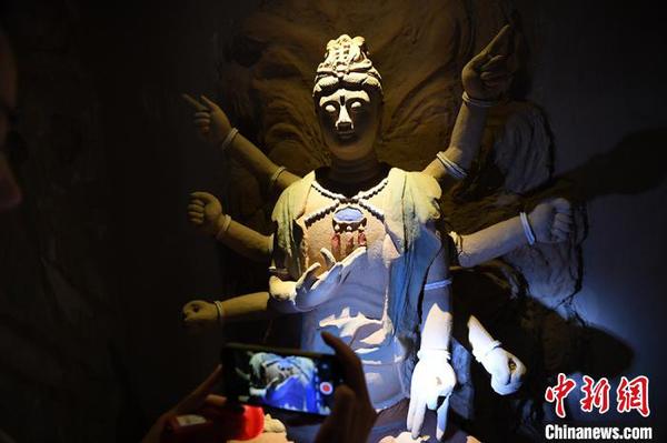 圖為此次復(fù)原出的有佛頭的佛像?！∥航ㄜ?攝
