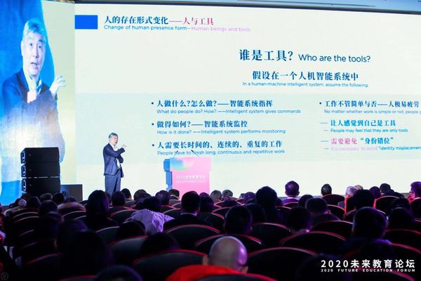 圖為李培根發(fā)表演講。